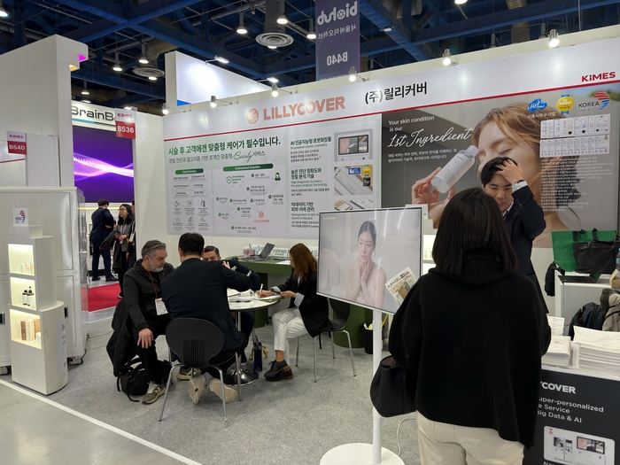 인공지능(AI) 기반 초개인화 맞춤형 화장품 솔루션 기업 릴리커버가 국제 전시회에 참가하며 글로벌 바이어와 상담하고 있는 모습.