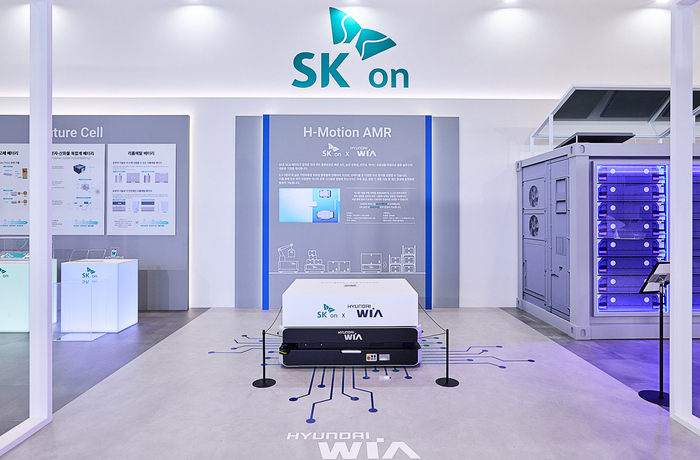 '인터배터리 2026' SK온 전시관에 현대위아의 자율주행 물류로봇(AMR)이 전시돼 있다. 이 로봇에는 SK온의 하이니켈 배터리가 탑재됐다.