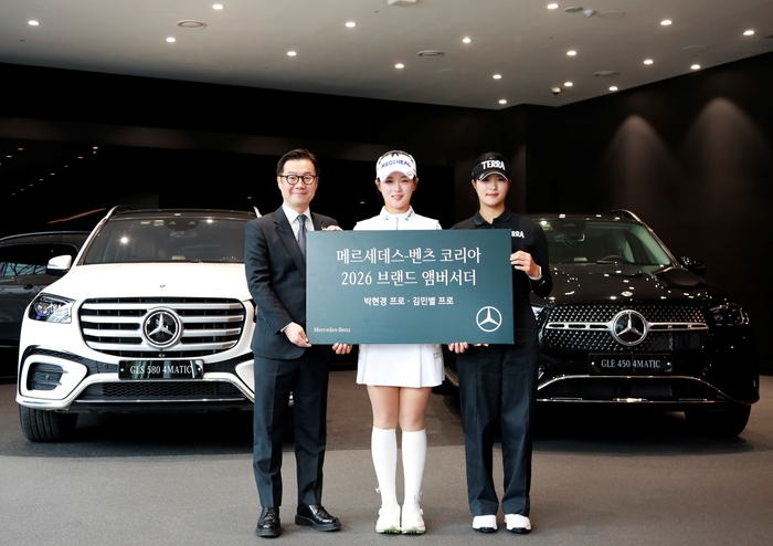 (왼쪽부터) 이상국 메르세데스-벤츠 코리아  디지털, 마케팅 및 커뮤니케이션 부문 총괄 부사장, KLPGA 프로골퍼 박현경 프로, 김민별 프로