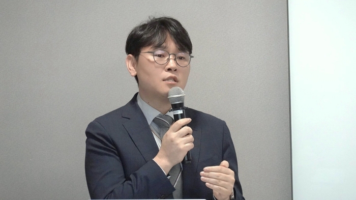 이동화 한국인터넷진흥원(KISA) AX공급망보안정책팀장이 지난 12일 서울 종로구 HJ 비즈니스센터에서 열린 '이슈앤톡' 행사에 참석해 '2026 소프트웨어자재명세서(SBOM) 기반 공급망 보안 체계 구축 지원사업'을 주제로 발표하고 있다.