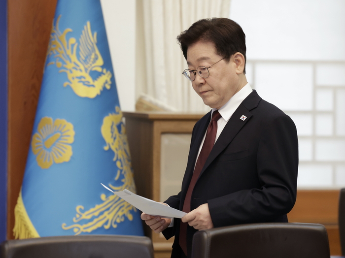 이재명 대통령이 26일 청와대에서 비상경제점검회의에 입장하고 있다. 연합뉴스