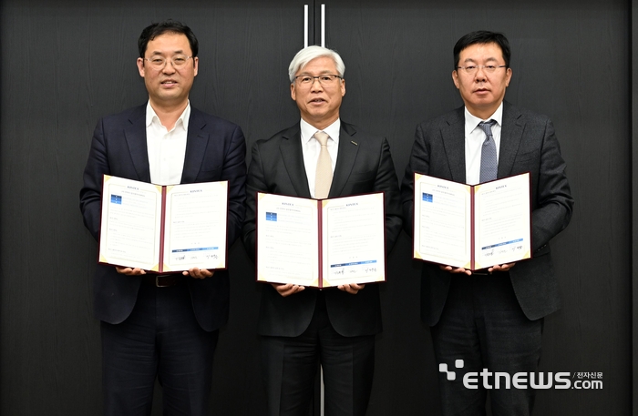 2026 대한민국 에이지테크 박람회 개최를 위한 3자 전략적 업무협약식이 31일 경기 고양시 킨텍스에서 열렸다. 이번 협약은 대한민국이 초고령사회 진입을 앞둔 시점에서 인공지능(AI)과 정보통신기술(ICT) 기술이 결합된 스마트한 자립 중심의 에이지테크 산업을 육성하기 위함이다. 왼쪽부터 이욱희 대한에이지테크협회장, 이민우 킨텍스 대표, 강병준 전자신문 대표.  이동근기자 foto@etnews.com