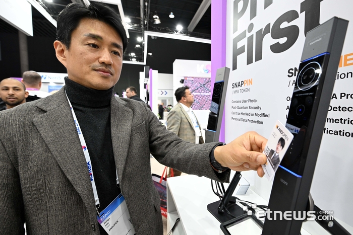 MWC26 글로모 어워드 수상 후보에 오른 국내 스타트업 앤오픈의 이준구 대표가 통합한국관 부스에서 개인정보 보호 복합인증 얼굴인식 솔루션을 시연하고 있다.