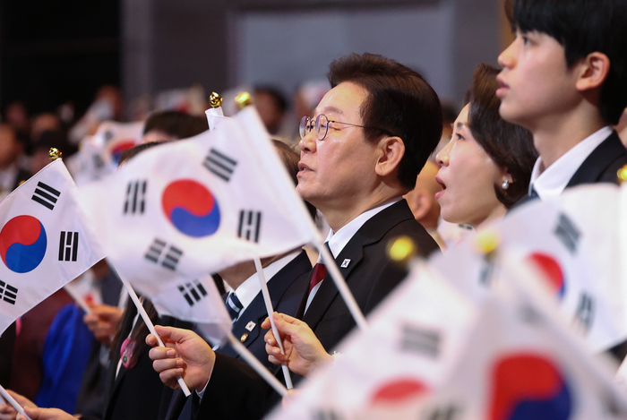 이재명 대통령과 김혜경 여사가 1일 서울 강남구 코엑스에서 열린 제107주년 3·1절 기념식에서 3·1절 노래를 제창하고 있다.  연합뉴스