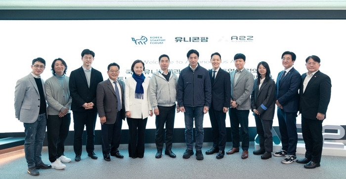 코리아스타트업포럼과 유니콘팜 소속 국회의원들이 16일 '정책 피칭(Policy Pitch) 및 현장간담회'를 개최하고 기념촬영을 가졌다.