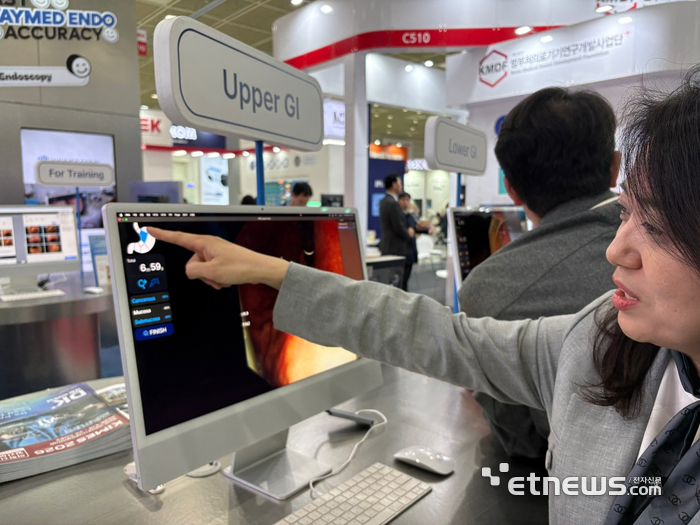 이지은 웨이센 최고전략책임자(CSO·이사)가 제41회 국제의료기기·병원설비전시회(키메스 2026)에서 AI 내시경 '웨이메드 엔도'의 신규 '랜드마크 기능'을 소개하고 있다. 위를 10가지 부위로 나뉘어 내시경 카메라가 지나간 부분을 색칠하듯 표시한다.