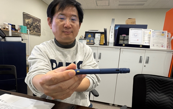 이상훈 온전히 대표가 바늘이 보이지 않는 원터치형 인슐린 주사기 '픽펜'을 들고 있다.