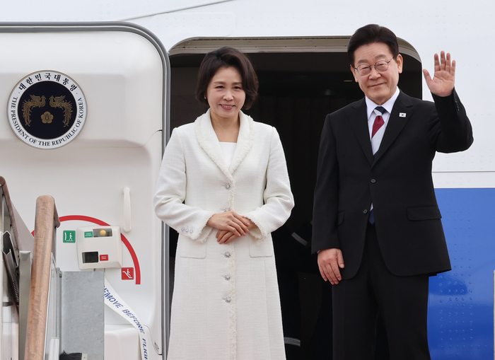 싱가포르와 필리핀을 국빈방문하는 이재명 대통령과 김혜경 여사가 1일 성남 서울공항 공군1호기에서 환송객에게 인사하고 있다. 연합뉴스