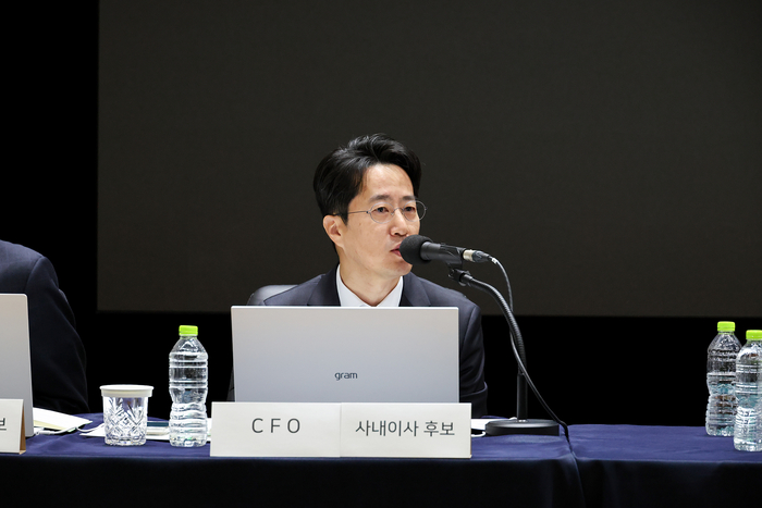 23일 경기 성남시 그린팩토리에서 네이버 제27기 정기 주주총회가 열린 가운데 신규 사내이사로 선임된 김희철 최고재무책임자(CFO)가 발언하고 있다. 〈자료 네이버〉
