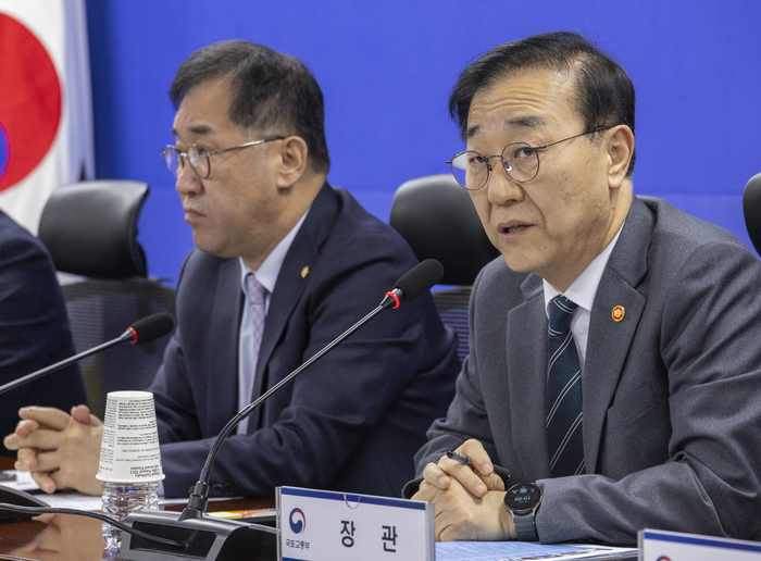 김윤덕 국토교통부 장관이 18일 국회 의원회관에서 열린 국토부-국토해양위 당정 협의에서 신속한 부동산 정책 마련을 강조하는 인사말을 하고 있다. 연합뉴스