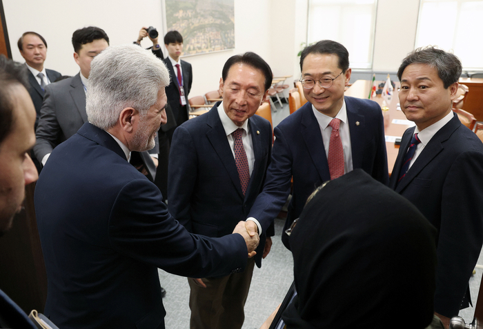 외통위원장, 여야 간사와 인사하는 주한이란대사. 연합뉴스