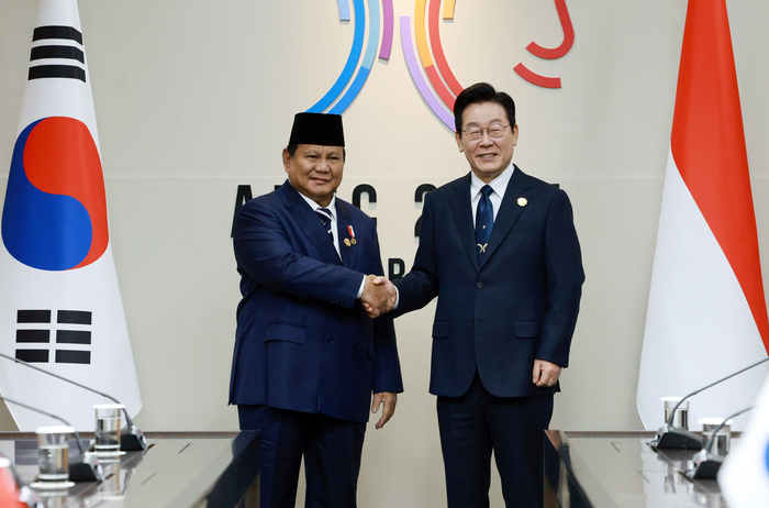 이재명 대통령과 프라보워 수비안토 인도네시아 대통령이 1일 APEC 정상회의장인 경북 경주화백컨벤션센터에서 정상회담에 앞서 악수하고 있다. 연합뉴스