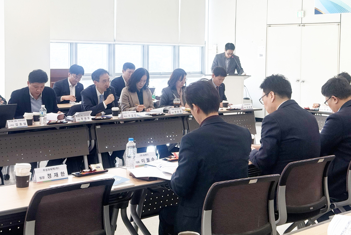 유법민 재정경제부 원스톱 수출·수주지원단 부단장(가운데)이 3월 19일 대구시 한국산업단지공단 대구지역본부에서 '대구 국가산업단지-원스톱 수출 119 회의'를 주재하고 있다. (사진=재정경제부)