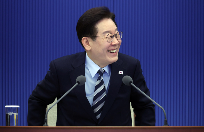 이재명 대통령이 12일 청와대에서 열린 수석보좌관회의에서 발언하고 있다. 연합뉴스