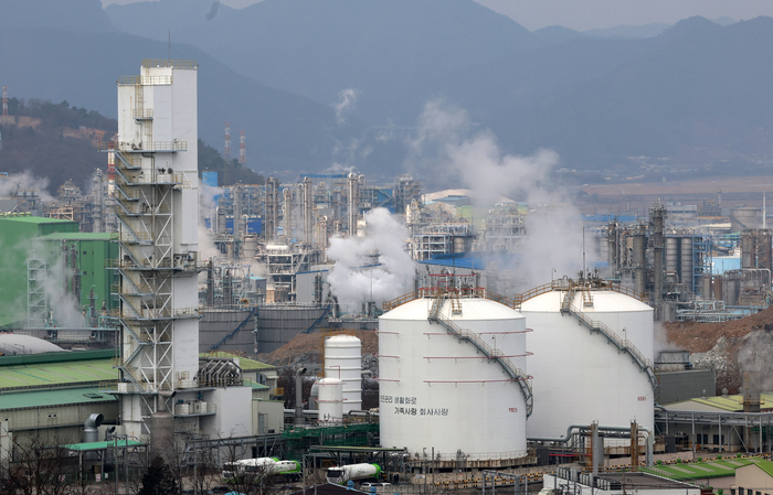 국제유가가 배럴당 100달러를 돌파한 9일 전남 여수시 석유화학단지 공장에서 수증기가 피어오르고 있다. 연합뉴스