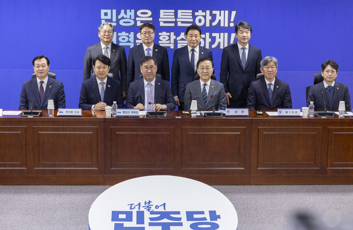 18일 국회 의원회관에서 열린 국토부-국토해양위 당정 협의에서 김윤덕 국토교통부 장관(왼쪽 아래 네 번째)과 맹성규 국회 국토교통위원회 위원장(왼쪽 아래 세 번째) 등 참석자들이 기념 촬영하고 있다. (왼쪽 아래부터 반시계 방향으로) 민홍철, 복기왕, 맹성규 의원, 김 장관, 김이탁 국토부 1차관, 홍지선 2차관, 문진석, 김용갑, 염태영, 손명수 의원. 연합뉴스