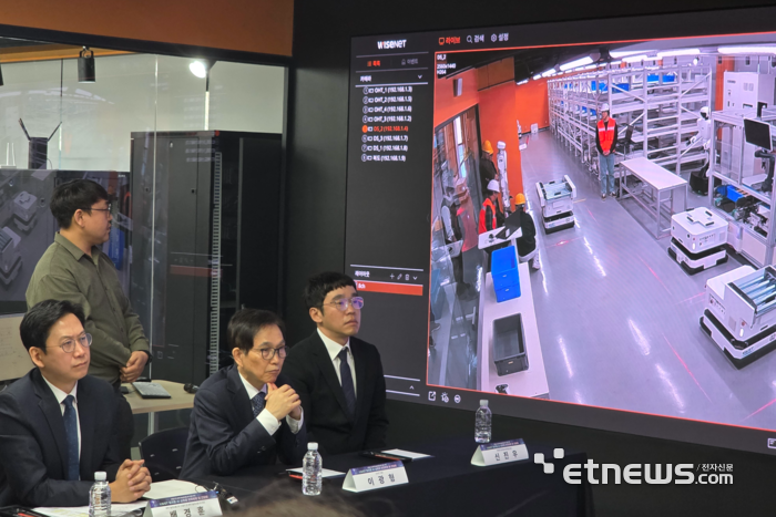 배경훈 부총리 겸 과학기술정보통신부 장관(왼쪽 첫번째)이 23일 대전 유성구 KAIST '카이로스'에서 피지컬 AI 실증랩 시연을 보고 있다. 이광형 KAIST 총장(〃 두번째)과 신진우 KAIST 교수(국가인공지능전략위원회 기술인프라분과장)도 함께했다. ⓒ박종진기자