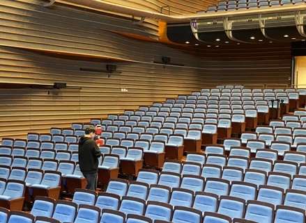 티랩스 전문기술진이 GS아트센터 (서울 강남구 역삼동) 공연장 및 객석에 대한 3D 공간스캔작업을 진행하고 있다.