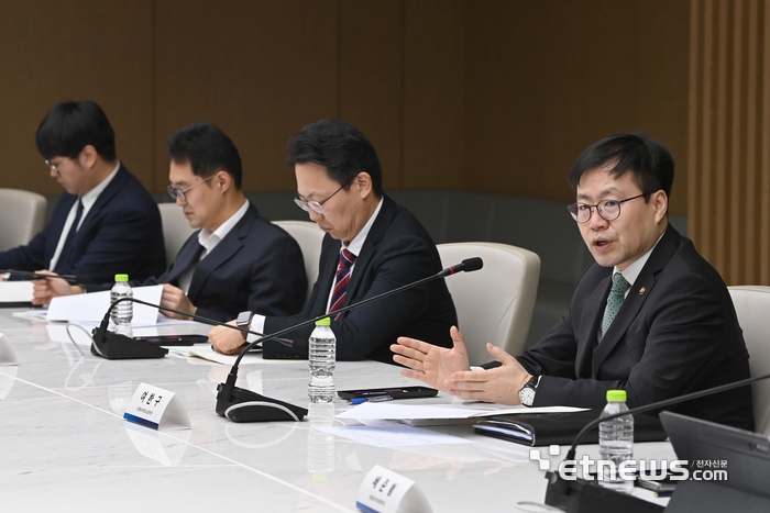 여한구 산업통상부 통상교섭본부장이 19일 서울 대한상의에서 정상 경제행사 성과관리 TF 제2차 회의를 주재하고 있다. 산업부 제공