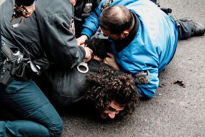 7일(현지시간) 미국 맨해튼에 있는 조란 맘다니 뉴욕 시장 관저 앞에서 폭탄 테러 미수 혐의로 체포된 에미르 발라트. 사진=로이터 연합뉴스