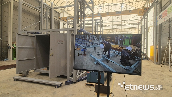 삼성로지피아가 자체 개발한 모듈형 산업용 리프트 모습.