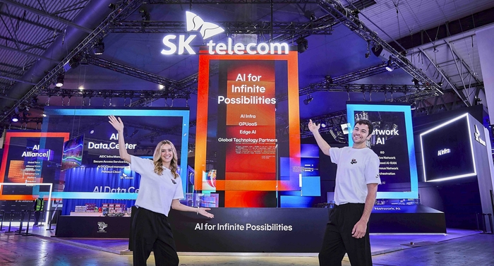 MWC26 SKT 전시관에서 포즈를 취하고 있는 모델의 모습.