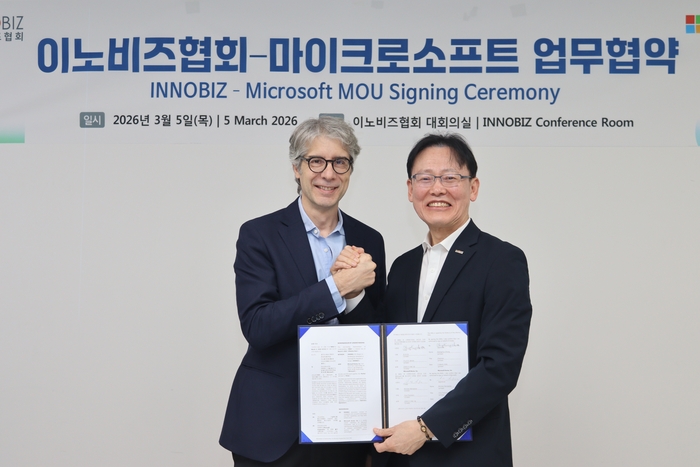 이노비즈협회와 마이크로소프트가 업무협약을 체결하고 기념사진을 촬영하고 있다. (왼쪽부터 미켈레 마라페세 마이크로소프트 부사장, 정광천 이노비즈협회 회장)