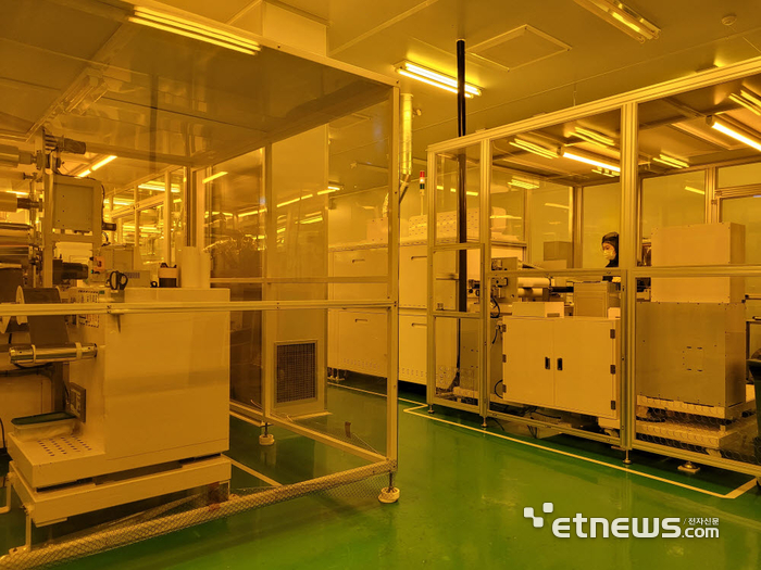 풍원정밀 FMM 양산 라인 모습