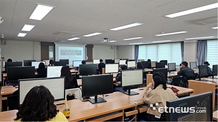 지난해 상표정보검색사 자격시험을 치르고 있는 모습,