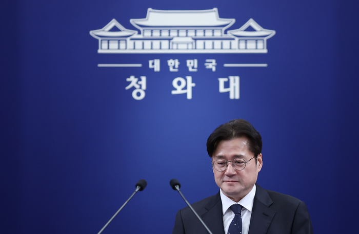 홍익표 정무수석이 12일 이날 예정됐다 취소된 이재명 대통령과 더불어민주당 정청래 대표, 국민의힘 장동혁 대표 오찬 관련 브리핑을 하기 위해 청와대 춘추관 브리핑룸에 들어서고 있다. 연합뉴스