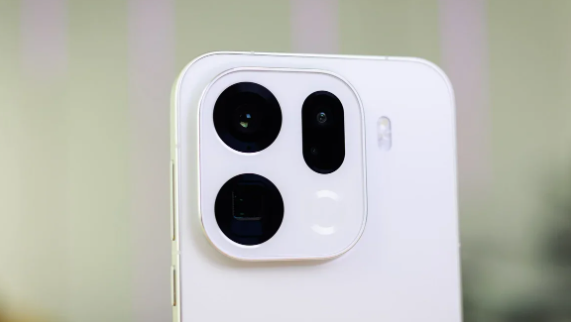 중국 스마트폰 업체 오포(Oppo)가 구글의 파일 공유 기능을 활용해 자사 일부 스마트폰에 에어드롭(AirDrop) 연동 기능을 도입하기로 했다. 사진=폰아레나