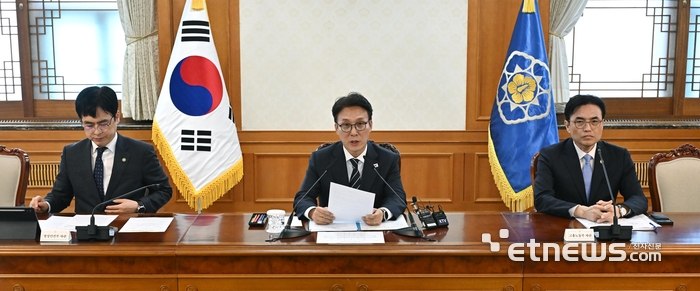 UN AI허브 유치지원 TF 회의가 10일 서울 종로구 정부서울청사에서 열렸다. 김민석 국무총리가 모두발언을 하고 있다.  이동근기자 foto@etnews.com