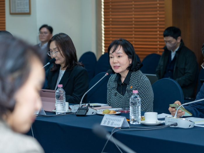 송경희 개인정보보호위원회 위원장이 4일 서울 중구 한국프레스센터에서 국내외 주요 생성형 AI 기업들과 '생성형 AI 분야 개인정보 처리방침 개선을 위한 기업 간담회'에 참석해 발언하고 있다.
