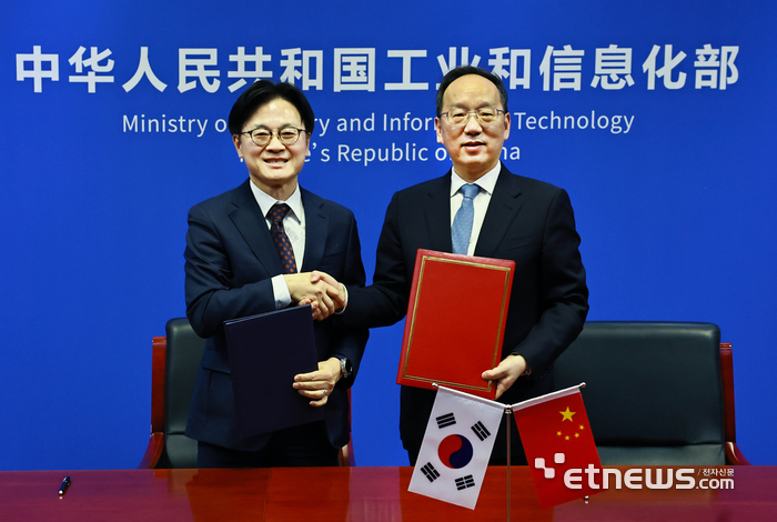 김정관 산업통상부 장관이 18일 중국 베이징 산업정보화부에서 리 러청(李樂成) 중국 산업정보화부 부장과 제5차 한중 산업장관회의를 갖고 반도체, 베터리를 비롯한 첨단 분야 협력을 공고히 하기로 했다. 산업부 제공