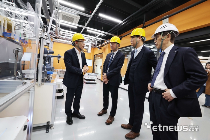 카이스트가 디지털 트윈을 하나의 시스템으로 통합 제어하는 피지컬 AI 테스트베드 '카이로스'를 구축했다. 카이로스는 피지컬 AI 기반 100% 무인공장 플랫폼으로, 과학기술정보통신부지원을 통해 개발된 국내 최초 수준의 통합형 테스트베드다. 23일 대전 유성구 카이스트에서 배경훈 부총리 겸 과학기술정보통신부 장관을 비롯한 관계자들이 카이로스 운영 계획 및 실증시연을 보고 있다. 카이스트 제공