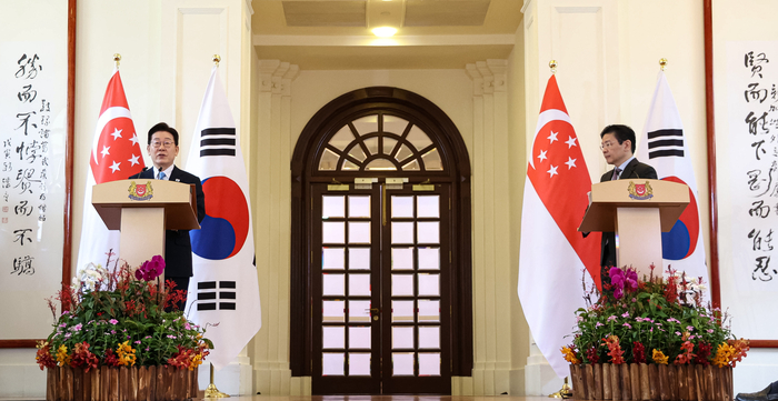 이재명 대통령과 로런스 웡 싱가포르 총리가 2일 싱가포르 외교부 청사에서 정상회담 후 공동언론발표를 하고 있다. 연합뉴스