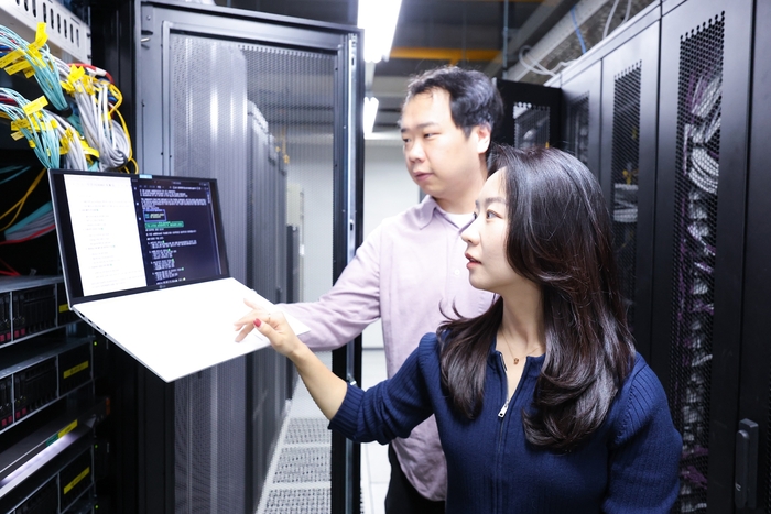 LG유플러스 직원들이 Agentic AI를 활용해 클라우드 네이티브 네트워크 소프트웨어를 설치하는 모습