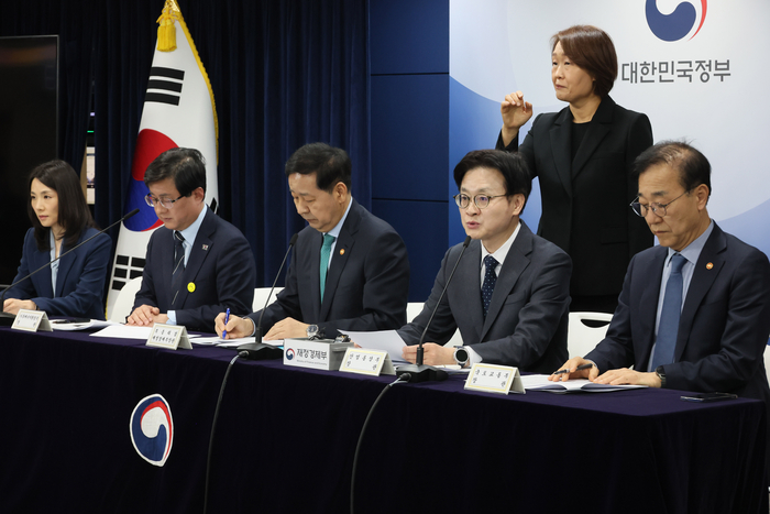 김정관 산업통상부 장관이 26일 서울 종로구 정부서울청사에서 열린 비상경제 점검회의 관련 관계부처 합동브리핑에서 발언하고 있다. 왼쪽부터 김진아 외교부 2차관, 김성환 기후에너지환경부 장관, 구윤철 부총리 겸 재정경제부 장관, 김정관 장관, 김윤덕 국토교통부 장관. 연합뉴스.