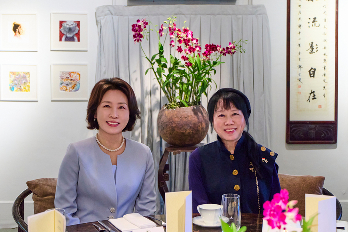 이재명 대통령과 함께 싱가포르를 국빈방문한 김혜경 여사가 2일 싱가포르의 비영리 예술 자선단체이자 예술가 주거지인 테멩공 아티스트 인 레지던스에서 싱가포르 대통령 부인 제인 이토기 샨무가라트남 여사와 차담에 앞서 기념촬영을 하고 있다. (사진=연합뉴스)