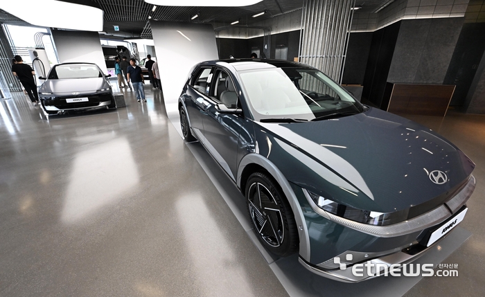 현대자동차가 브랜드 최초의 체험 공간인 '현대모터스튜디오 서울' 리뉴얼을 마치고 24일 재개관 한다. 현대모터스튜디오 서울 '자동차'라는 본질로 돌아가 '자동차에 대한 모든 취향을 담은 놀이터'라는 콘셉트 아래 헤리티지, 라이프스타일, 레이싱 등 자동차와 관련된 다양한 콘텐츠를 경험할 수 있는 공간으로 새롭게 선보인다. 현대차 전용 전기차 브랜드 아이오닉 시리즈가 전시된 4층 모빌리티 스튜디오.  이동근기자 foto@etnews.com