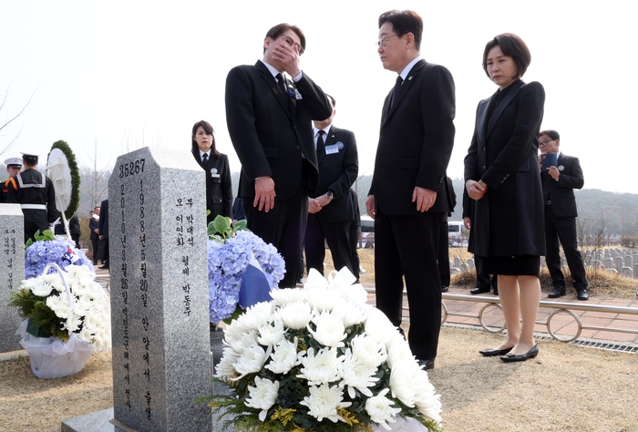 이재명 대통령이 서해수호의 날인 27일 국립대전현충원 천안함 용사 묘역에서 참배 후 유족과 대화하고 있다. 연합뉴스