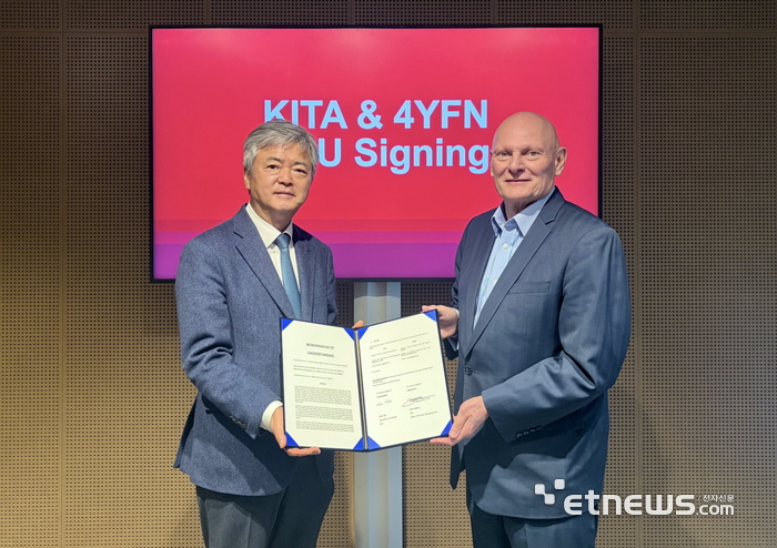 한국무역협회(KITA)가 4일(현지시간) 스페인 바르셀로나에서 열린 'MWC 2026'에서 세계이동통신사업자연합회(GSMA)와 스타트업 플랫폼의 상호 협력 및 공동 사업 추진을 위한 업무협약(MOU)을 체결했다. KITA 제공