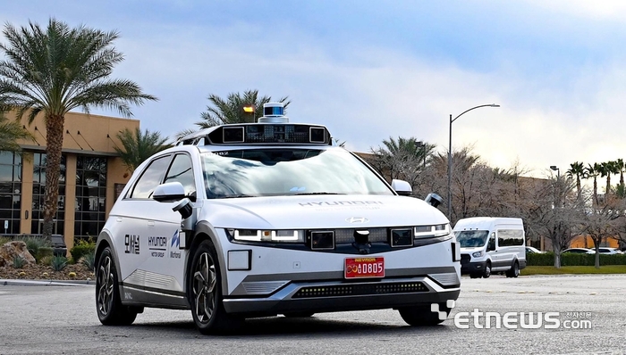 현대차그룹의 미국 자율주행 합작법인 모셔널이 연말 미국 라스베이거스에서 레벨4 수준의 '무인 로보택시' 상용화 서비스 계획을 발표했다. 8일(현지시간) 라스베이거스 모셔널 테크니컬 센터에서 무인 로보택시로 변신한 아이오닉5가 주행 테스트를 하고 있다. 라스베이거스=이동근기자 foto@etnews.com