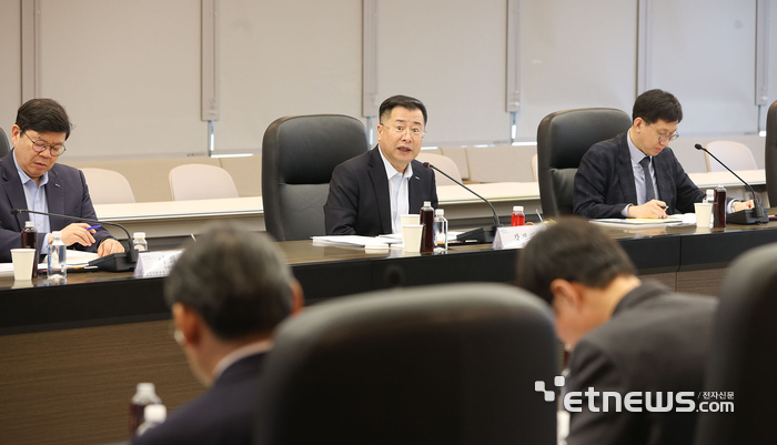 강경성 KOTRA 사장이 25일  '2026년 제1차 KOTRA AI 위원회'를 주재하고 있다. KOTRA 제공