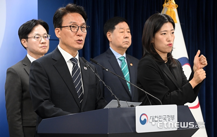 김민석 국무총리가 25일 서울 종로구 정부서울청사에서 중동전쟁 비상경제 대응체계를 발표하고 있다. 김 총리는 “정부는 비상경제 대응체계를 빈틈없이 가동하여 국가적 위기상황을 반드시 극복해 내겠다”며 “중동전쟁 대응을 계기로 공급망 경쟁력 강화 등 위기를 기회로 만들기 위한 중장기 과제들도 속도감있게 추진해 나갈 것”이라고 밝혔다.  이동근기자 foto@etnews.com