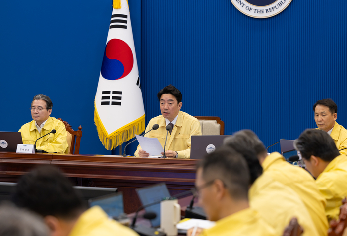 강훈식 대통령 비서실장이 3일 청와대 여민관에서 수석보좌관회의를 주재하고 있다. 연합뉴스