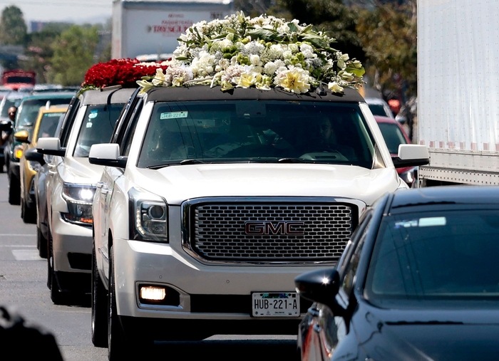 2일(현지시간) 멕시코 할리스코주 과달라하라에서 옮겨지고 있는 마약왕 네메시오 오세게라 세르반테스(엘 멘초)의 관. 사진=AFP 연합뉴스