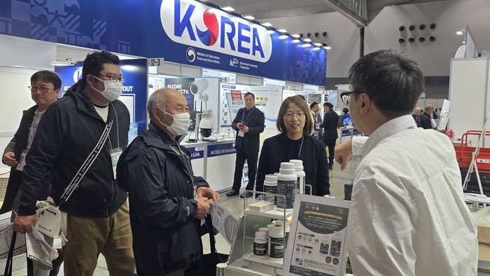 '2026 일본 니가타 농업박람회' 한국관에서 현지 바이어들이 국내 농기자재 제품 설명을 듣고 있다. 농림축산식품부와 한국농어촌공사는 이번 박람회에서 한국관을 운영했다.(사진=한국농어촌공사)