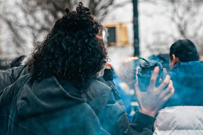 7일(현지시간) 미국 맨해튼에 있는 조란 맘다니 뉴욕 시장 관저 앞에서 폭탄을 들고 있는 피의자 에미르 발라트. 사진=로이터 연합뉴스