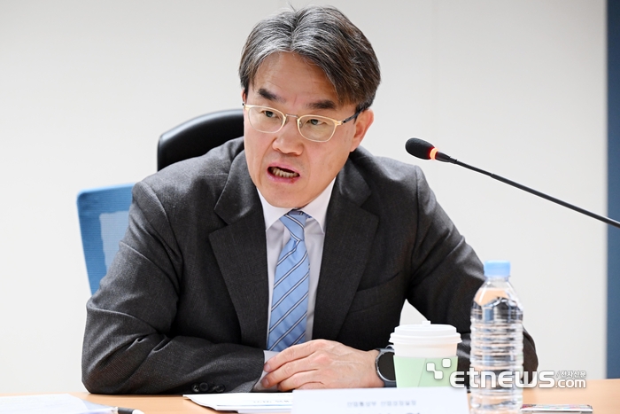 AI로봇 M.AX 얼라이언스 간담회가 5일 서울 중구 한국산업기술평가원 서울사무소에서 열렸다. 김성열 산업통상부 산업성장실장이 모두발언을 하고 있다.  이동근기자 foto@etnews.com